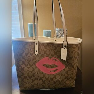 NWT RETIRED SIGNATURE COACH #F78257 REVERSIBLE LIPS CITY CANVAS TOTE